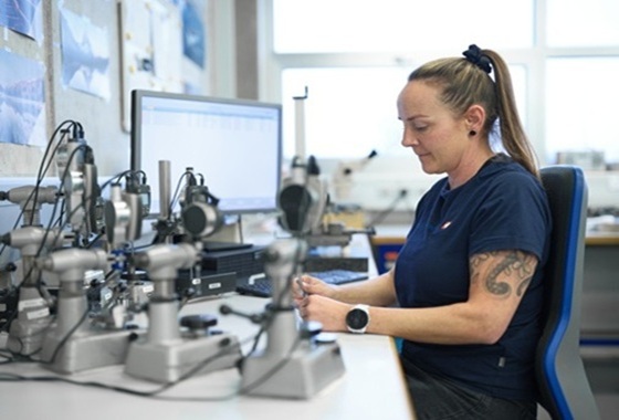 Zwei Mitarbeiter bei der Arbeit