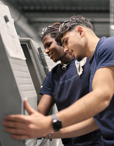 Two Employee working on a maschine
