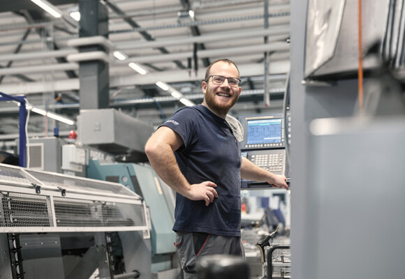 Detailaufnahme von Mitarbeiter bei Maschine